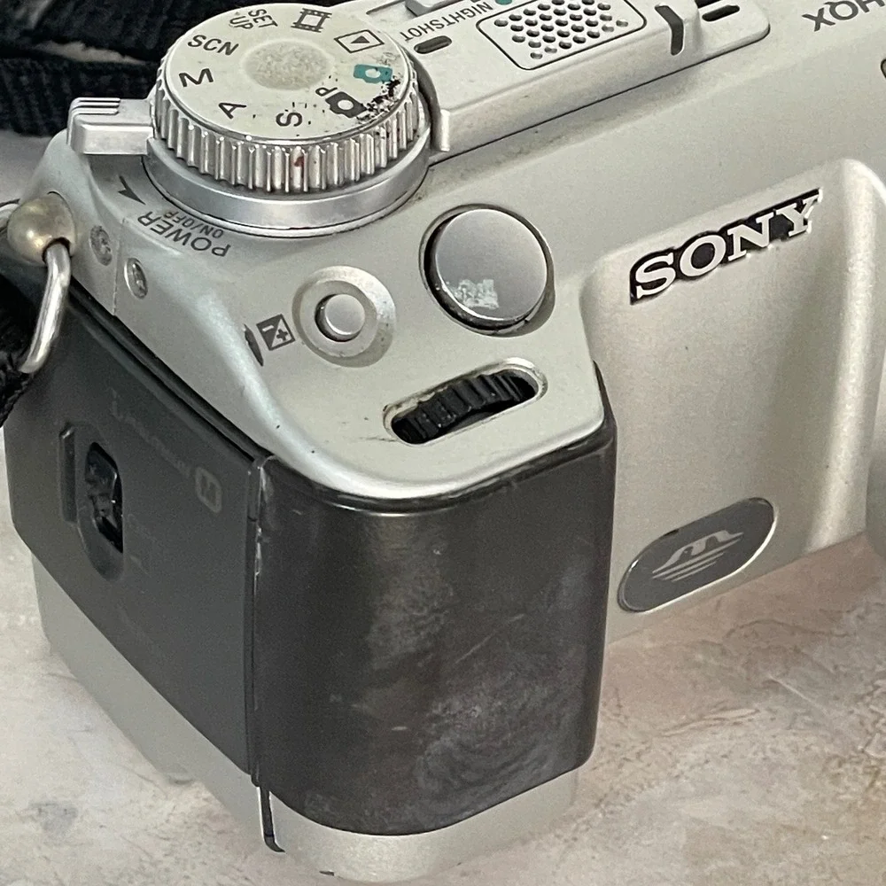 READ Sony Cyber-shot DSC-F717 Digital Camera Carl Zeiss Lens Silver Bundle Parts